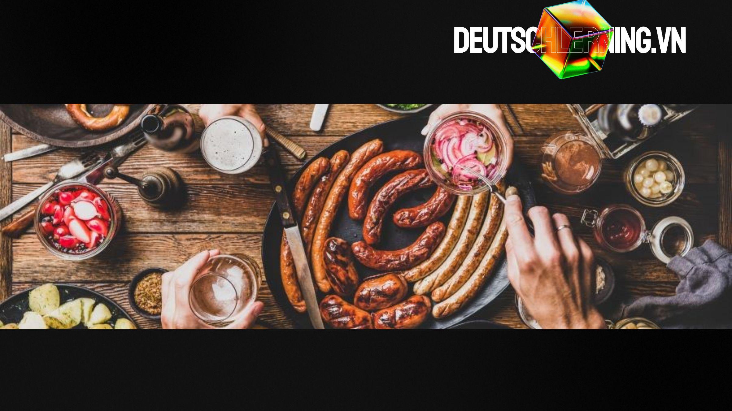 Chợ ẩm thực Đức ban đêm với ánh đèn vàng ấm áp.