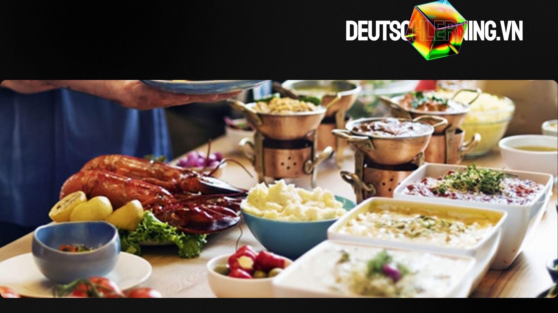 Du khách thưởng thức ẩm thực đường phố tại quảng trường ở Berlin.