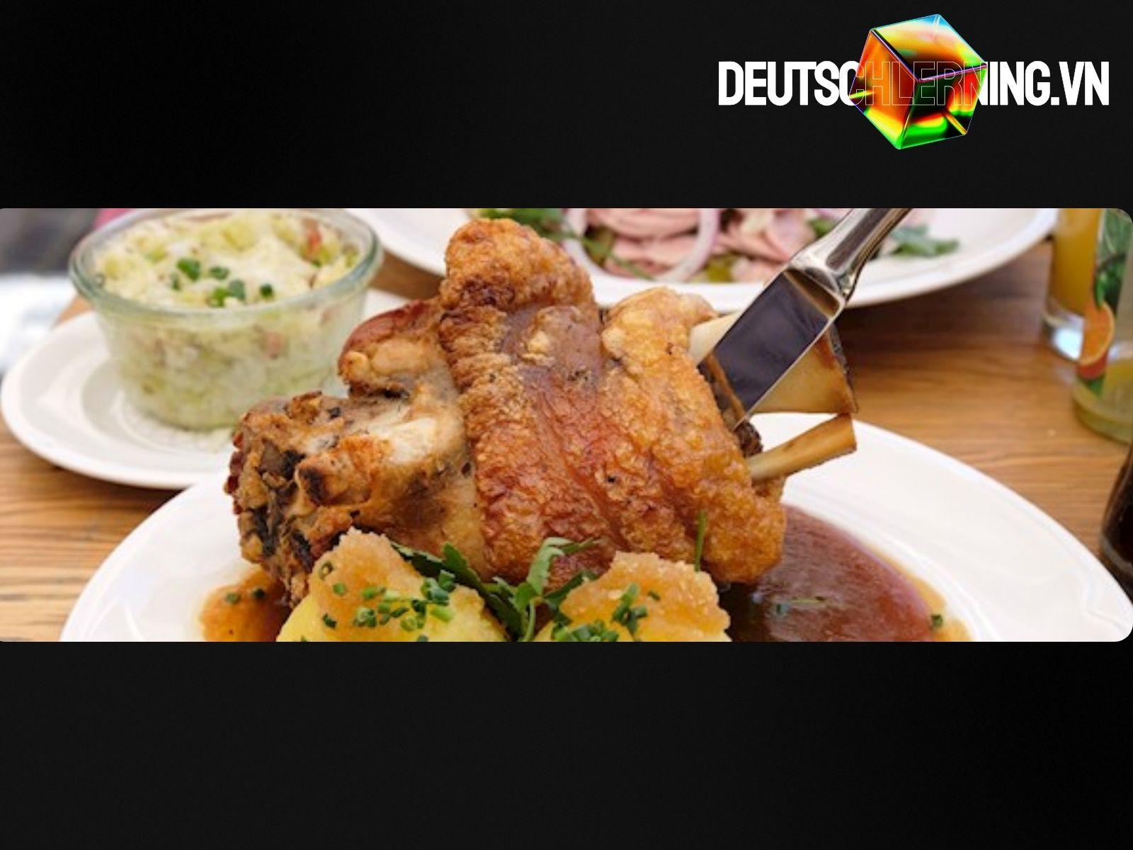Đĩa giò heo quay Schweinshaxe ăn kèm bắp cải muối chua.