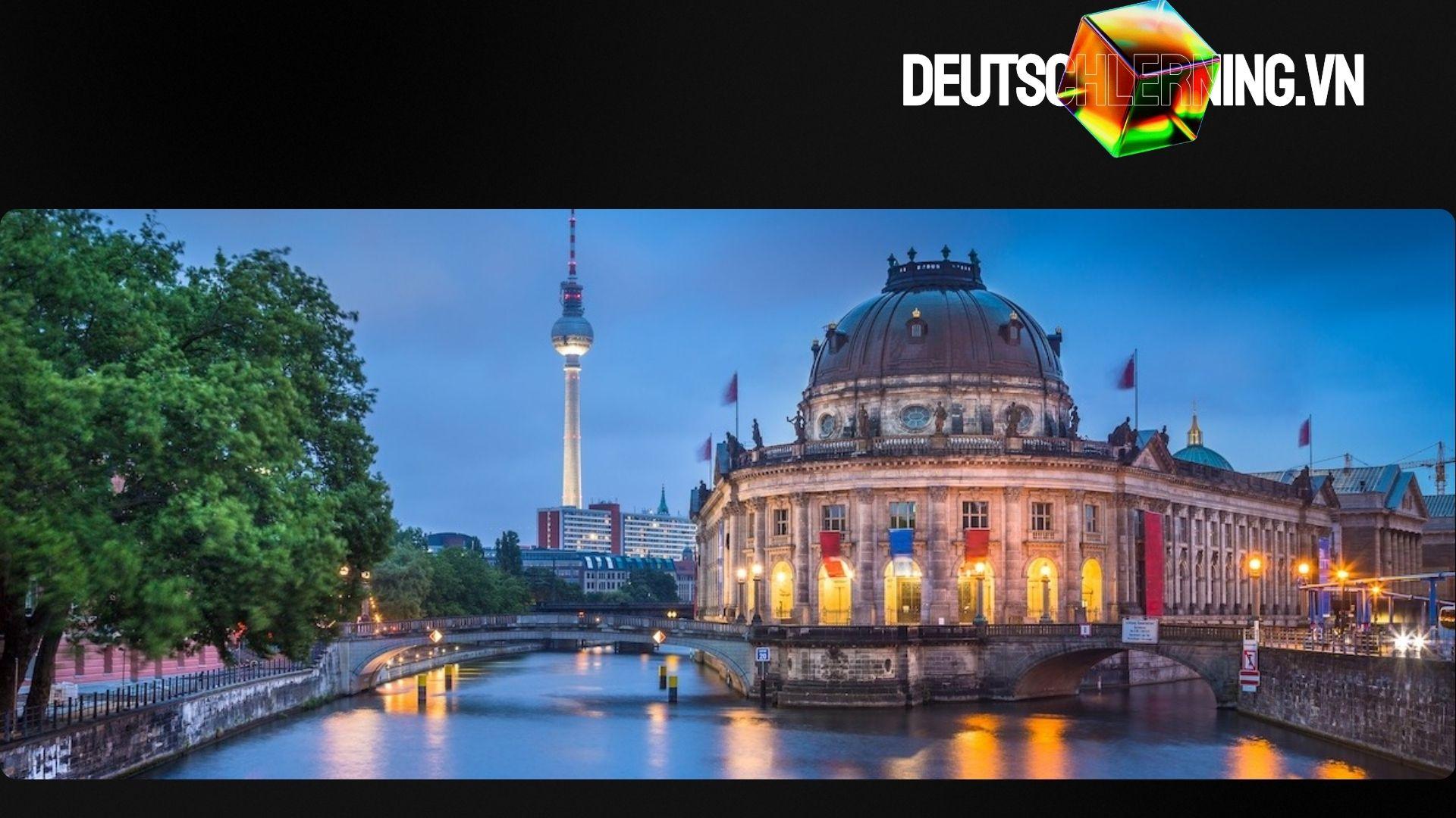 Toàn cảnh đảo bảo tàng Berlin nhìn từ sông Spree.