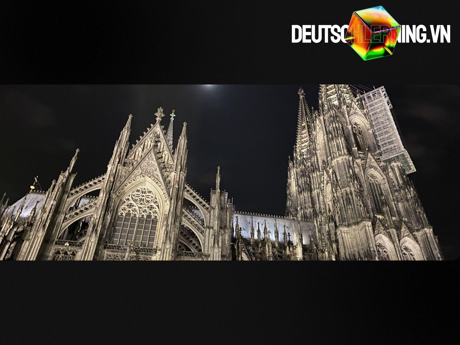 Nhà thờ Cologne rực sáng bên dòng Rhein về đêm.