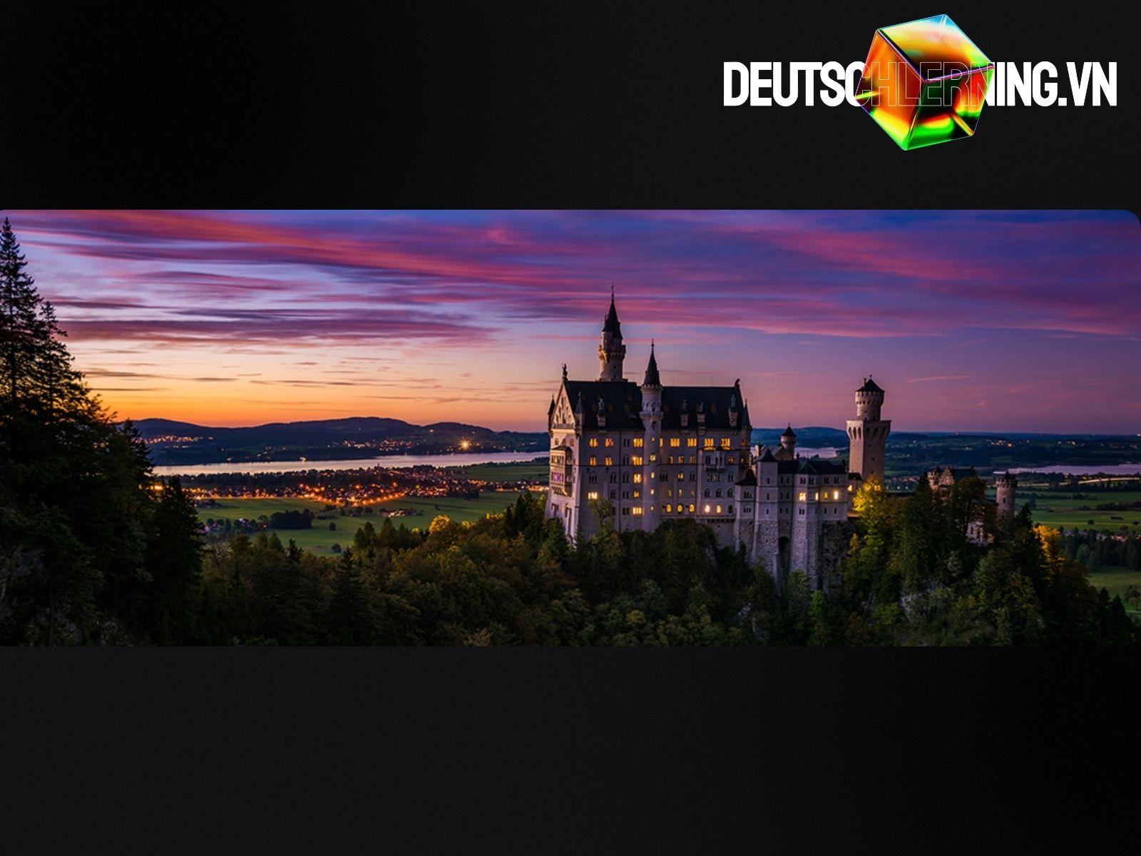 Lâu đài Neuschwanstein nhìn từ trên cao lúc hoàng hôn.