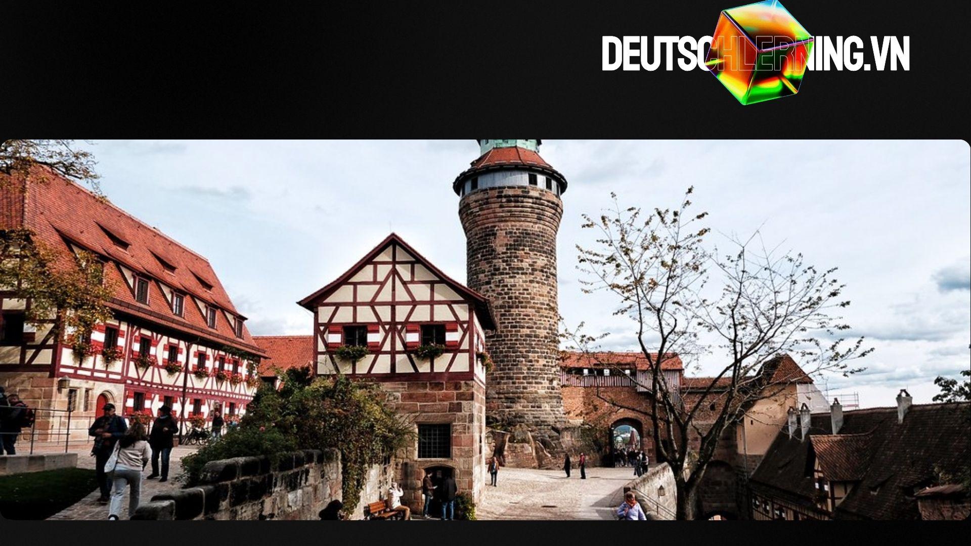 Phố cổ Nuremberg với tường thành và kiến trúc Trung cổ.