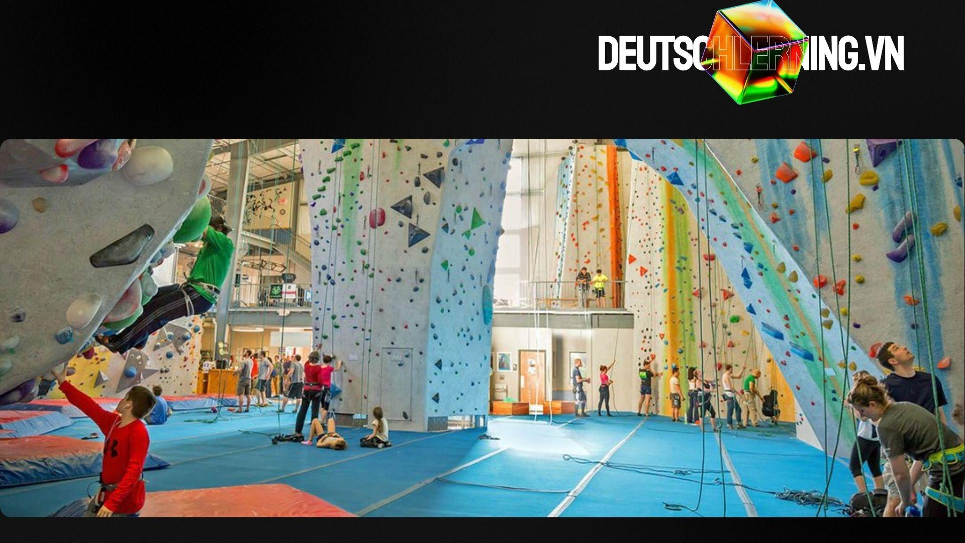 Sinh viên leo núi trong nhà tại trung tâm thể thao Berlin.