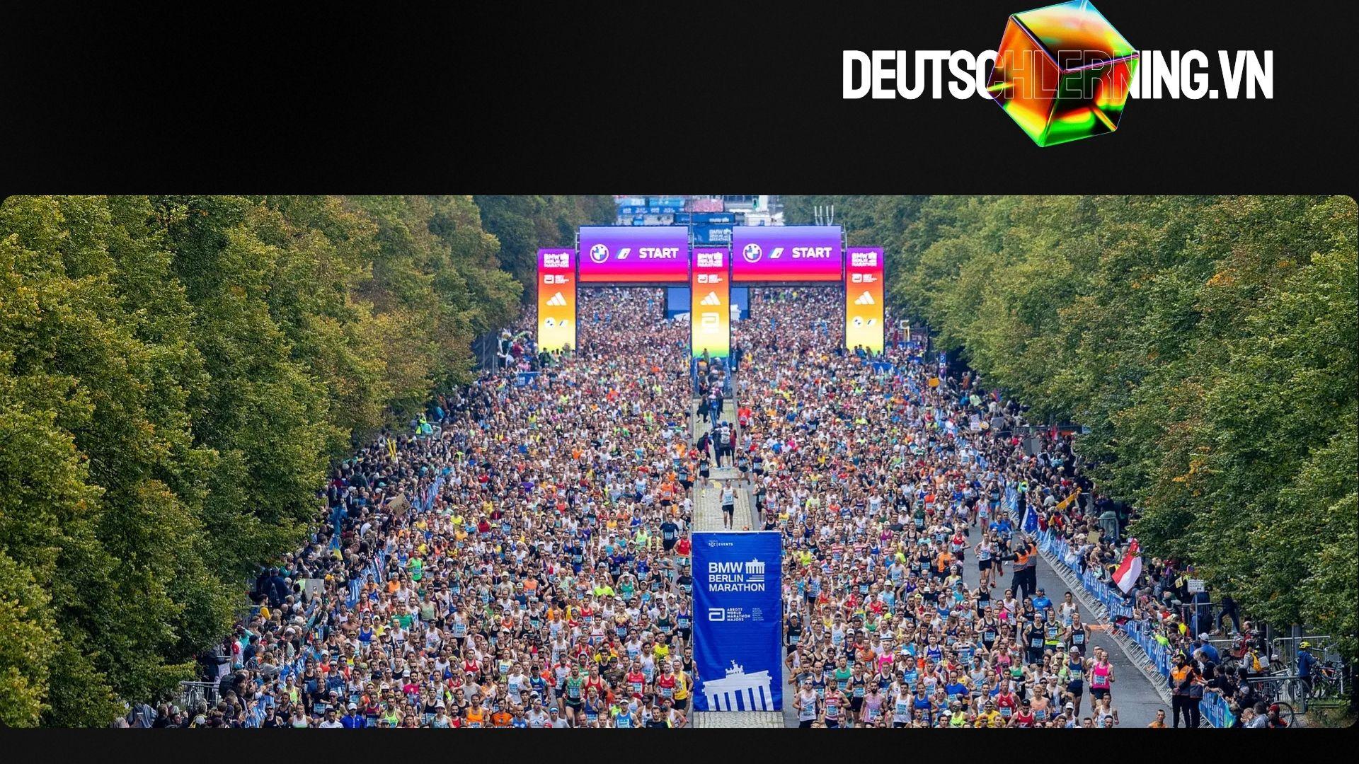 Vận động viên chạy marathon Berlin ngang qua Cổng Brandenburg.