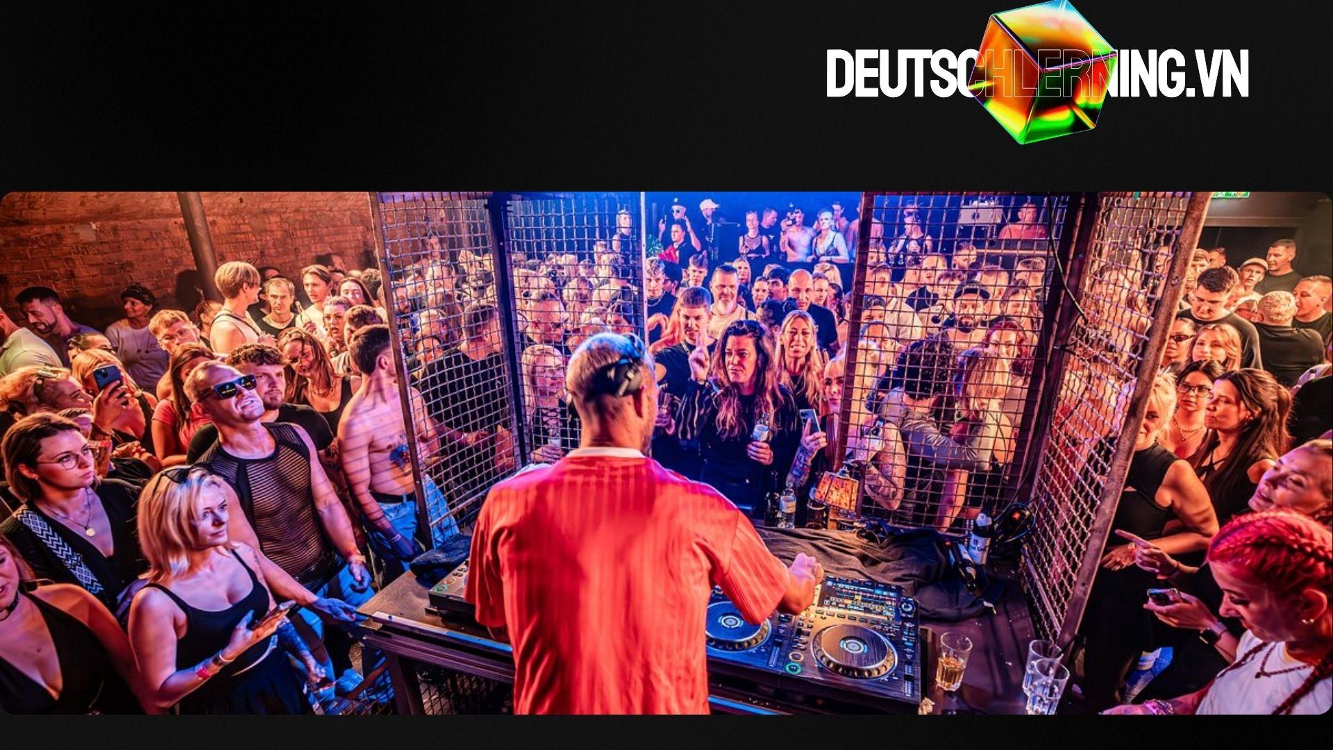 Không khí sôi động tại câu lạc bộ Berghain ở Berlin.