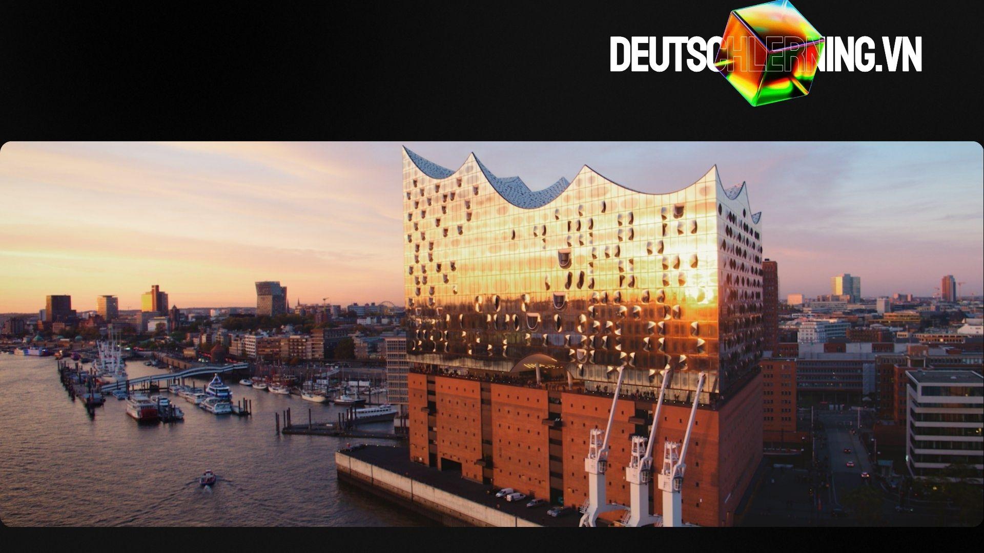 Nhà hát Elbphilharmonie Hamburg lung linh bên bến cảng.